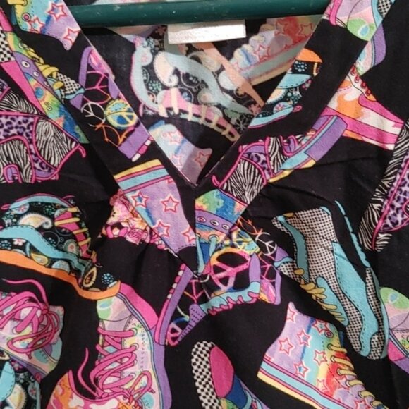 White Cross pediatric nurse scrubs top uniform shirt sleeve Medium sneak… - Picture 4 of 7